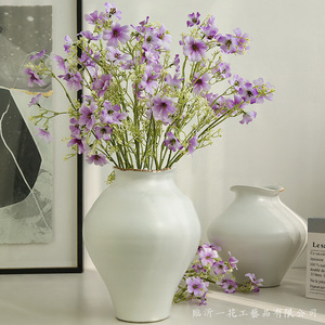 Yihua Floral Art - Ramo de Fresias Artificiales, Flor de Seda Blanca, Decoración Moderna y Minimalista para el Hogar, para Sala de Estar y Mesa de Comedor - Product Image 4