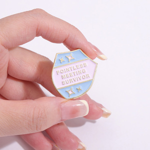 Sinnloses Treffen Survivor Emaille Pins Benutzer definierte Cartoon-Spiele Schild Broschen Revers Abzeichen Schmuck Geschenk für Kinder Freunde - Product Image 4