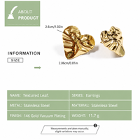 Boucles d'oreilles clous en forme de cœur abstrait en acier inoxydable plaqué or 14 carats sous vide