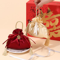 Décorations de luxe Pochette en soie imprimée de logo personnalisé Emballage de bijoux de cadeau de bonbons de mariage Sac à cordon en satin anti-poussière avec pompon