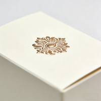 Boîte d'emballage de parfum en papier rigide avec fenêtre transparente et impression UV dorée