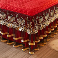 Jupe de lit matelassée en velours rouge style américain avec dentelle brodée, design de luxe pour usage domestique, inspirée des mariages