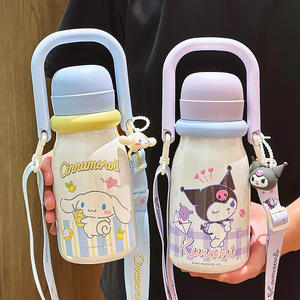 Botella de agua aislada Sanrio Cinnamoroll y Kuromi de 610 ml, reutilizable con correa para niños y estudiantes - Product Image 1