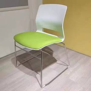 Chaise de salle à manger en plastique empilable et colorée à bas prix avec pieds en métal pour restaurant - Product Image 6