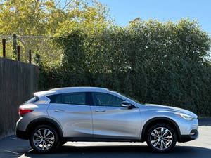 2017 QX30 AWD Luxury 4 ประตู ครอสโอเวอร์ เบาะหนัง กล้องมองหลัง พวงมาลัยซ้าย ซันรูฟ ไฟหน้า LED 8 ถุงลมนิรภัย จอสัมผัส มือสอง - Product Image 4