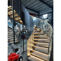 Escalier courbé élégant avec garde-corps en verre, marches en bois de chêne massif, escalier en arc