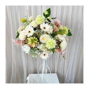 Arreglo floral artificial hecho a mano, romántico y de ensueño, con rosas blancas y crisantemos verdes para boda - Product Image 6