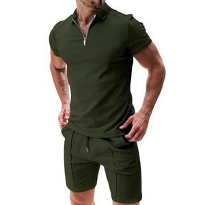 Fournisseur d'un costume sportif et décontracté pour homme en deux pièces avec un revers, une chemise à manches courtes et un short - Product Image 1