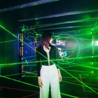 Ensemble de jeu de défi interactif en silicone et plastique pour labyrinthe laser d'intérieur, incluant un dispositif mobile d'évitement laser et un logiciel