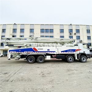 Camión Bomba de Concreto Usado Zoomlion Benz Actros 8X4 con Chasis y Pluma de 56m en Venta - Product Image 2