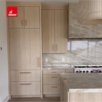 Armoire de cuisine Alland en chêne blanc scié de haute qualité avec plan de travail et crédence en quartzite