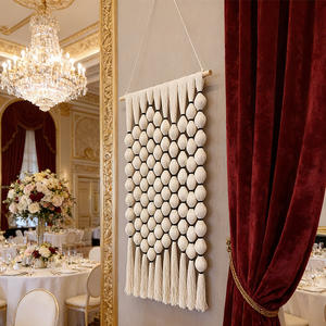 <span class=keywords><strong>Tapisserie</strong></span> murale sphérique en macramé crème de fabrication industrielle, 70x115 cm, dimensions personnalisables pour les projets d'aménagement intérieur d'hôtels - Product Image 2