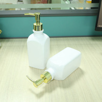 Bouteilles à pompe en plastique PET carrées blanches de luxe avec pompe dorée |   Contenants cosmétiques vides rechargeables de 500 ml pour shampoing et lotion