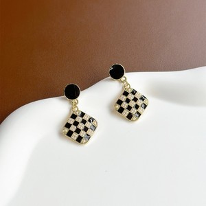 Boucles d'oreilles clous rétro classiques style palais, imitation perle, design géométrique carré tendance, en alliage de zinc, pour soirée, sensation luxueuse haut de gamme - Product Image 3