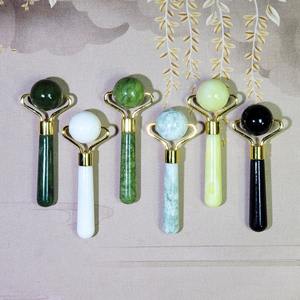 Petit rouleau de massage Guasha en jade naturel Mini rouleau de jade Produit de voyage pour le visage pour la relaxation - Product Image 1