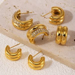 ต่างหูรูปทรง CC สีทองเงินแบบวงแหวนคู่ เชื่อมต่อกัน ทำจากสแตนเลสสตีล ชุบ PVD สำหรับผู้หญิง - Product Image 1