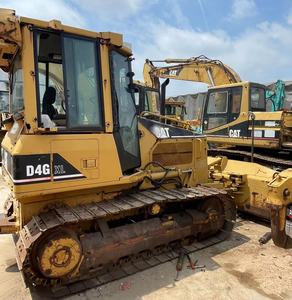 รถดันดินตีนตะขาบ Caterpillar D4G XL สีเหลือง อุปกรณ์ก่อสร้างพร้อมเครื่องยนต์และใบมีด สำหรับงานเคลียร์พื้นที่และงานขุดดิน - Product Image 5