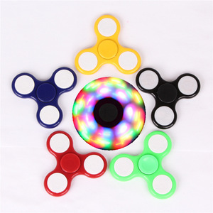 Hot Bán Phát Sáng Trong Ánh Sáng Tối Sáng Fidget Tay Spinners Biểu Tượng Tùy Chỉnh Tay <span class=keywords><strong>Spinner</strong></span> Với Ánh Sáng - Product Image 1