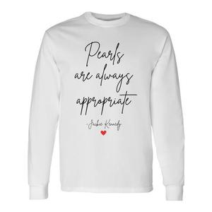 Le perle sono sempre adatte per la maglietta a maniche lunghe da donna in cotone con scollo rotondo con citazione di Jackie Kennedy - Product Image 1