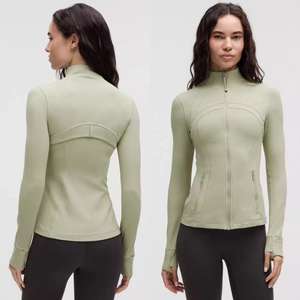 Chaqueta de yoga cremosa personalizable para mujer con cremallera completa - Chaqueta deportiva ajustada con cremalleras doradas, elástica para gimnasio y uso diario - Product Image 4