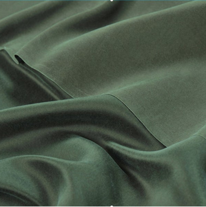 Tela especial de satén de seda lavada a <span class=keywords><strong>la</strong></span> piedra Tela de seda suave verde militar para vestidos a medida - Product Image 5