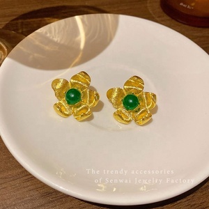 Pendientes de tuerca dorados para mujer, de acero inoxidable, con diseños escultóricos de lazo, corazón texturizado, hoja, flor y mariposa exagerada, para fiesta - Product Image 4
