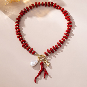 Nuova Collana Boho con Ciondoli di Perle Finte, Gioielli alla Moda con Perline Acriliche Irregolari Rosse per Donne - Product Image 5
