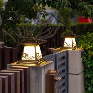 โคมไฟเสาโซลาร์เซลล์ LED สำหรับภายนอกอาคาร สีบรอนซ์ IP65 แสงวอร์มไวท์ 2700K โคมแก้ว ขั้ว E27 ตัวฐานอะลูมิเนียม 500 ลูเมน อายุการใช้งาน 50000 ชั่วโมง เหมาะสำหรับสวน - Product Image 1
