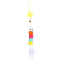 Jouet interactif suspendu pour chaton, chenille arc-en-ciel à pompons, avec clochette et plumes blanches, style dessin animé