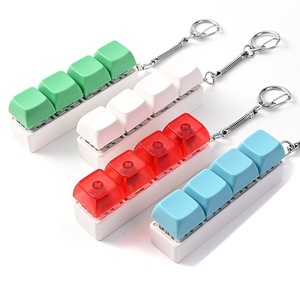 Venta al por mayor de fábrica: Llavero de teclado mecánico de plástico, botón pulsador antiestrés, juguete para aliviar el estrés, llaveros y juguetes. - Product Image 1