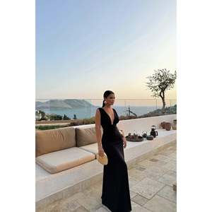 Robe de soirée noire Isole avec détail rose, robe de bal longue pour femme, fente latérale, silhouette droite, taille empire, du XS au XL, pour le bal de promo - Product Image 2