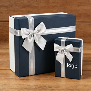 Boîte cadeau en carton blanc et gris personnalisable en direct d'usine avec ruban élégant, idéale pour l'emballage de bijoux - Product Image 2