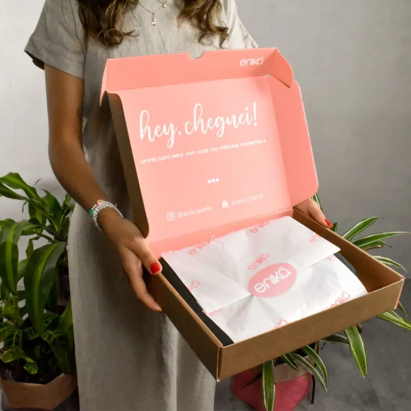 โลโก้แบรนด์ที่กำหนดเองเสื้อผ้าสีชมพูกล่องบรรจุภัณฑ์หรูรีไซเคิล Emballage กล่องจัดส่ง Mailer ของขวัญกล่องกระดาษ