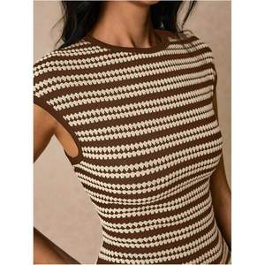 Vestido midi de punto ajustado con cuello redondo y manga casquillo a rayas para mujer, informal, transpirable, de verano. - Product Image 2