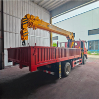 Camion-grue pour l'installation de la conduite de chauffage et l'ingénierie de chauffage urbain