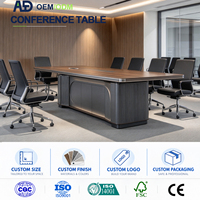 Table de réunion de bureau moderne, design carré, plateau épais, fente de gestion des câbles centrale, extrémités arrondies, placage bois