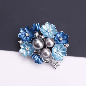 Bros Pin Salib Berlian Imitasi Zamrud Gaya Istana Vintage untuk Wanita, Aksesoris Pin Barok Elegan, Perhiasan untuk Pesta - Product Image 5