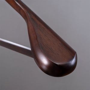 Appendiabiti in legno per uso domestico di colore scuro a spalla larga in legno massello appendiabiti da <span class=keywords><strong>uomo</strong></span> - Product Image 5