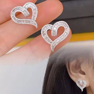 Orecchini a perno a cuore vuoto da donna, eleganti accessori per l'orecchio da indossare tutti i giorni - Product Image 5