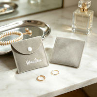 Meilleure vente : Pochette à bijoux en suède gris avec rabat enveloppe, personnalisable avec logo, pour rangement de boutons, fermoirs et anneaux de perles