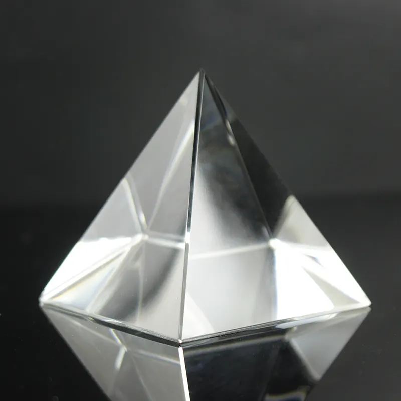 3D inciso al laser in bianco 60 millimetri Formato di Prezzi di Fabbrica di Cristallo del triangolo di Vetro Piramide Fermacarte Con Logo personalizzato
