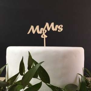 ท็อปเปอร์เค้กแต่งงานแบบคลาสสิก คุณและคุณนาย ทำจากไม้ธรรมชาติ สำหรับตกแต่งเค้กในงานแต่งงานสไตล์เรียบง่าย หรืองานฉลองครบรอบแต่งงาน - Product Image 5