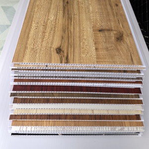 Panel de techo de pared de PVC de alta calidad, impermeable, ignífugo, color <span class=keywords><strong>madera</strong></span>, diseño a rayas para apartamentos interiores, fácil China - Product Image 3