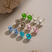 Boucles d'oreilles clous minimalistes hypoallergéniques Manna en acier inoxydable avec cristaux sertis à griffes pour usage quotidien
