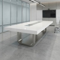 Table de réunion et de conférence sur mesure en Corian blanc et acier inoxydable pour 12 personnes, idéale pour les bureaux et les immeubles de bureaux