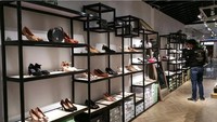 Magasin de chaussures Salle d'exposition Design Sac à main mural en métal Étagères de présentation Magasin de chaussures Étagères de présentation pour magasin de chaussures Présentoir pour chaussures
