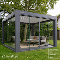 Pergola extérieure en aluminium Jiake avec toit à lames motorisées et envergure vitrée pour une utilisation en toute saison comme véranda ou espace patio.