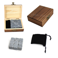 Coffret Cadeau Souvenir en Bois de Pin Brûlé et Pierres à Whisky – 9 Pièces de Pierres Réutilisables en Marbre et Granit pour Refroidir les Boissons