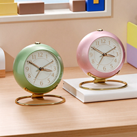 Trendiger Kugelförmiger Wecker in Macaron-Farben mit Geräuschlosem Mechanischem Metallgehäuse, Küsten-Quarznadel, Beleuchtung und Schlummerfunktion
