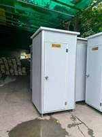 Toilette publique extérieure moderne et portable en panneaux sandwich avec douche et structure en acier